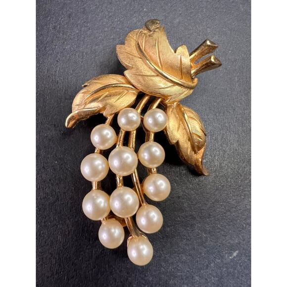 Vintage signed crown Trifari brushed goldtone pearl spray brooch - Picture 1 of 9